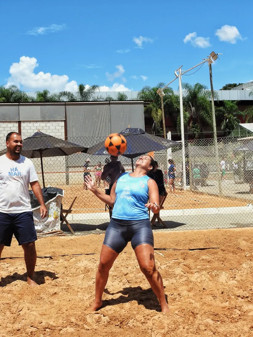 Vista das quadras de areia do Reação Sports em dia de sol, com alunos treinando