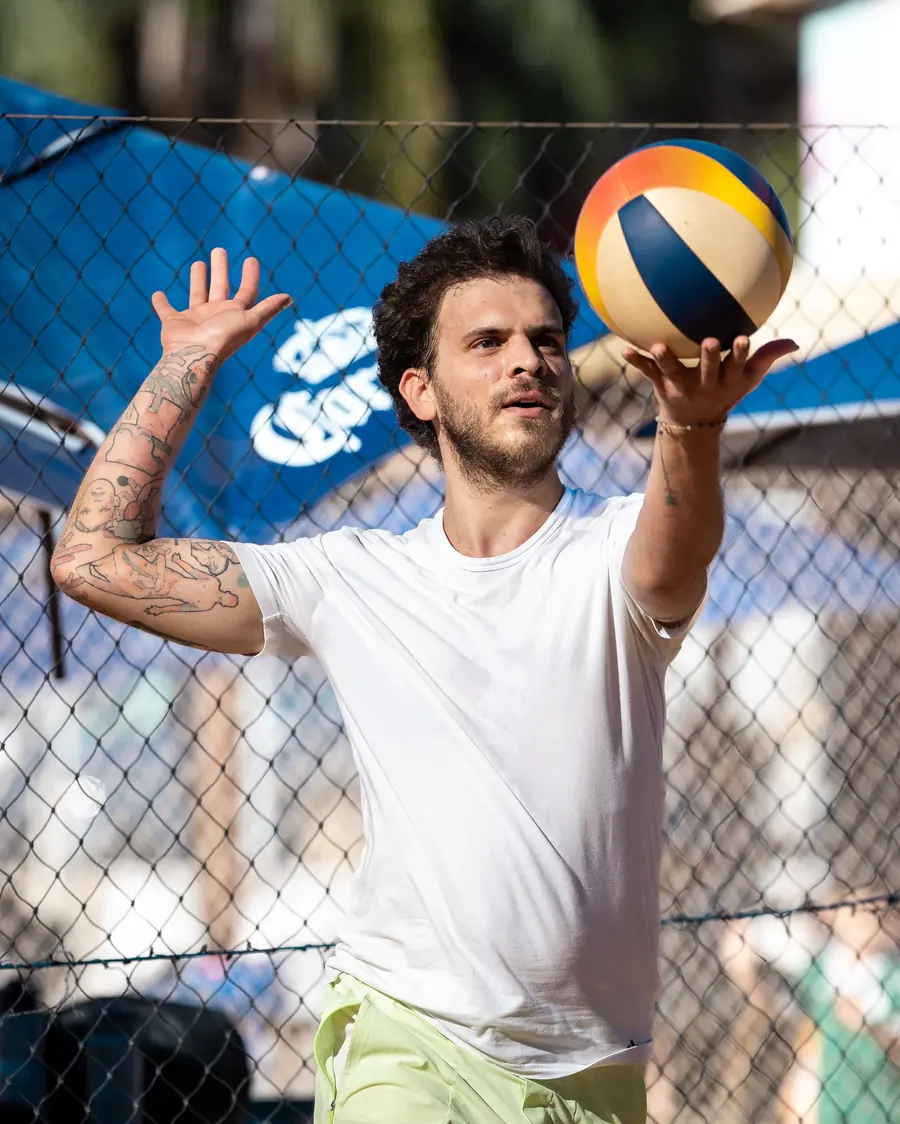 Atleta levantando a bola em treino de vôlei de praia
